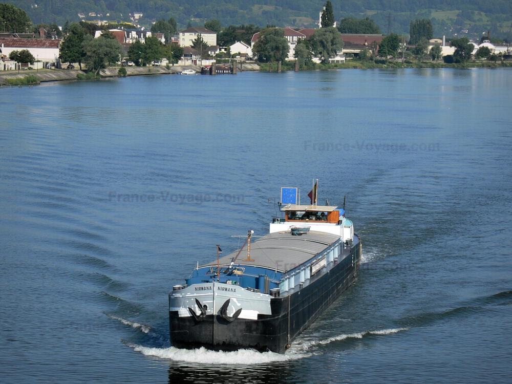 Guide de l'Eure - Paysages de l'Eure - Péniche naviguant sur le fleuve Seine, et rive de Vernon