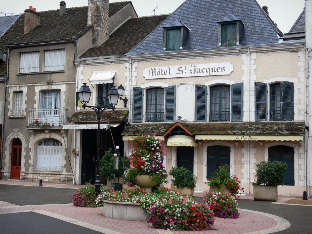 Guide de l'Eure-et-Loir - Cloyes-sur-le-Loir - Maisons de la ville, fontaine décorée de fleurs, lampadaire