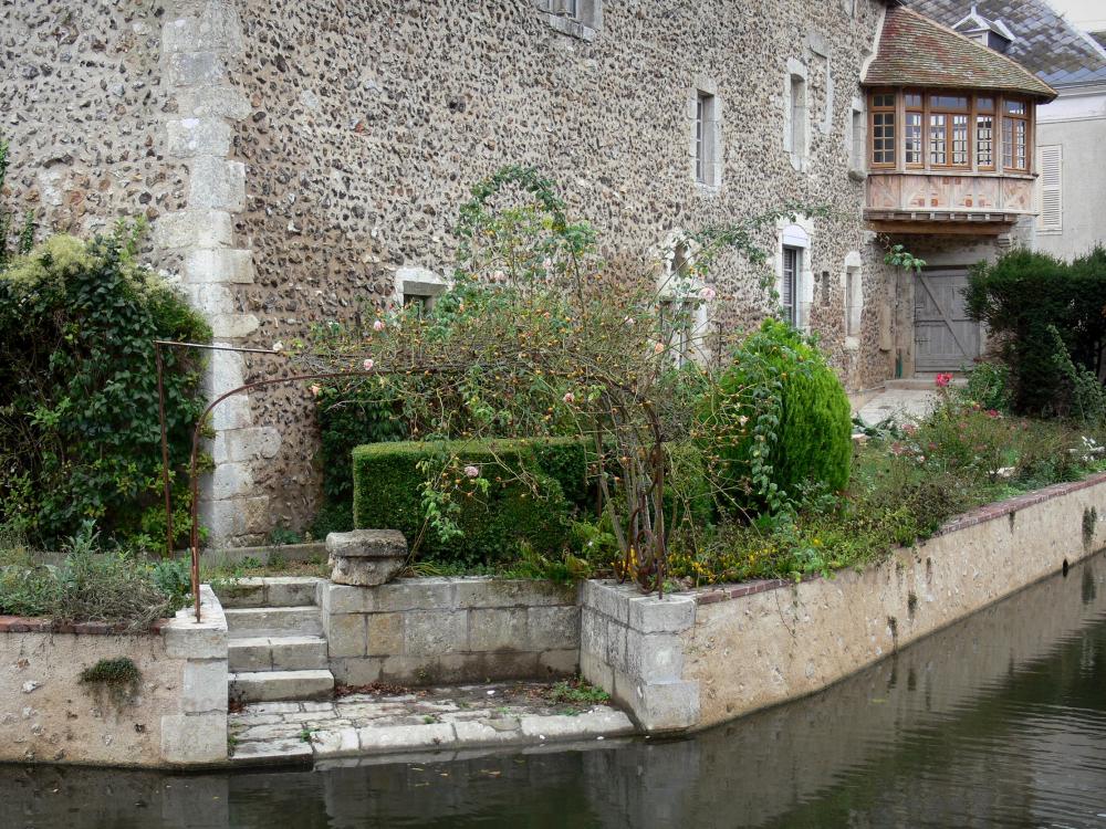 Guide de l'Eure-et-Loir - Bonneval - Maison et son jardin fleuri (rosier, fleurs) au bord de l'eau (rivière Loir) ; dans la Beauce