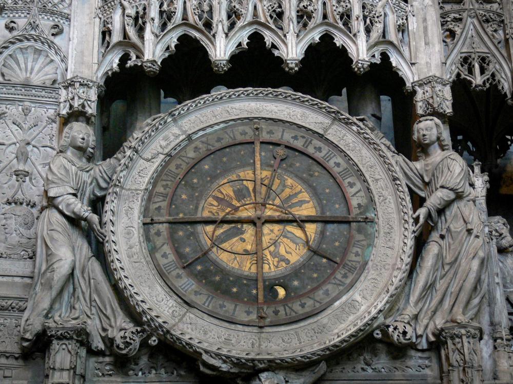 Guide de l'Eure-et-Loir - Chartres - Intérieur de la cathédrale Notre-Dame (édifice gothique) : horloge astronomique de la clôture du choeur (tour du choeur)