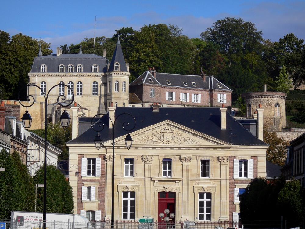 Guide de l'Eure-et-Loir - Dreux - Palais de Justice, et en haut, le domaine de la chapelle royale avec ses bâtiments