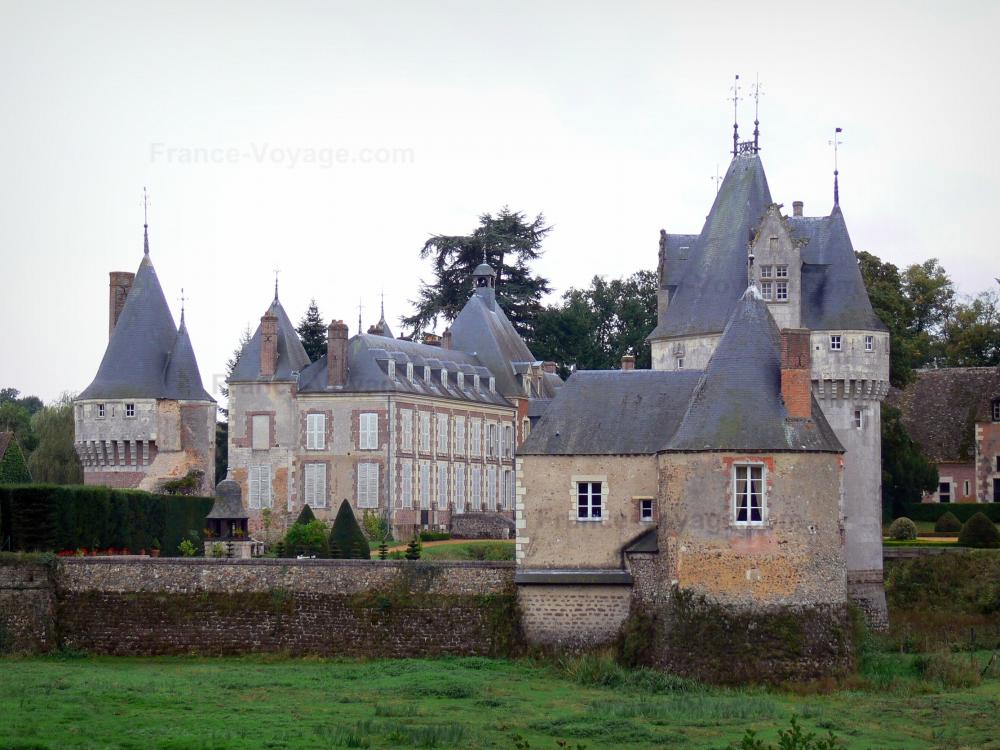 Guide de l'Eure-et-Loir - Château de Frazé - Tours et bâtiments du château, dans le Perche