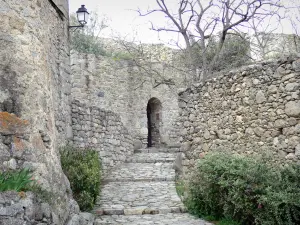 Eus - Paved street and stone walls