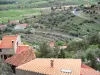 Eus - Daken van huizen in het dorp met uitzicht op het omliggende landschap