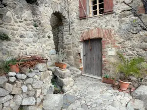 Eus - Porch and stone house in the village