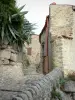 Eus - Ruelle pavée et maisons en pierre du village