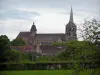 Évaux-les-Bains - Kirche Saint-Pierre-et-Saint-Paul romanischen Stiles und Häuser des Kurortes, im Pays de Combraille