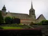 Évaux-les-Bains - Kirche Saint-Pierre-et-Saint-Paul romanischen Stiles, eingefasster Garten und Treppe, im Pays de Combraille