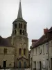 Évaux-les-Bains - Klokkentoren van de kerk van St. Peter en St. Paul en huizen van de spa, in het Pays de Combraille