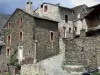 Évol - Casas amuralladas shale Évol aldea en la ciudad de Olette en el Parque Natural Regional del Pirineo catalán