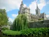 Évreux - Catedral de Notre Dame, de estilo gótico, y los árboles a lo largo del río Iton
