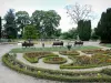 Évreux - Jardín Público (parque de François Mitterrand), con sus macizos de flores, bancos, su estanque y los árboles, junto a la ex-convento de los capuchinos