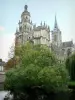 Évreux - Notre Dame dominantes árboles a lo largo del río Iton