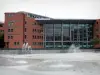 Évry - Hôtel de ville (mairie) et jets d'eau de la place des Droits de l'Homme