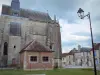 Exmes - Église Saint-André, lampadaire et maisons du village