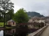 Eymoutiers - River Bridge (Wenen), bomen, lantaarnpalen en huizen van de stad