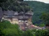 Les Eyzies-de-Tayac-Sireuil - Cliff kasteel huisvest het Nationaal Museum van de Prehistorie, dorp huizen, bomen en bos, in de Perigord
