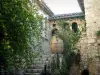 Eze - Linda casa de pedra com escadas e plantas com flores