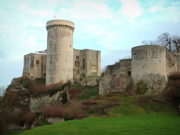 Falaise - Château Guillaume-le-Conquérant (tour Talbot, grand donjon et petit donjon) situé sur un éperon rocheux, tour de l'enceinte castrale et nuages dans le ciel