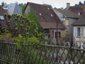 Felletin - Strassenleuchten, Baum und Häuser der Stadt