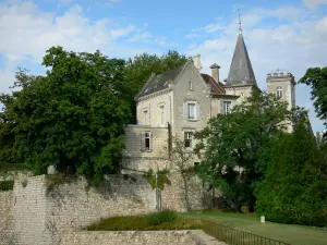 Fère-en-Tardenois - Château de Fère (établissement hôtelier) entouré de verdure
