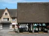 O Ferrière-sur-Risle - Salões antigos decorados com flores e casas de enxaimel