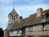 La Ferrière-sur-Risle - Fachadas de casas de madera y la torre campanario de la iglesia de San Jorge