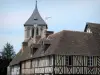 La Ferrière-sur-Risle - Facciate di case con pareti di legno e la torre campanaria della chiesa di San Giorgio