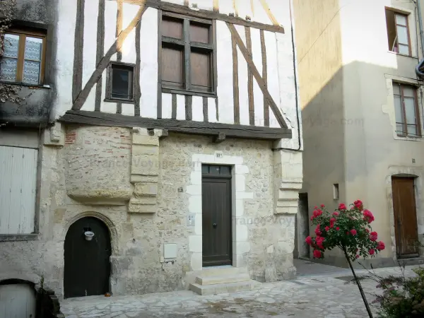 La Ferté-Bernard - Hout-ingelijste huis van de oude stad