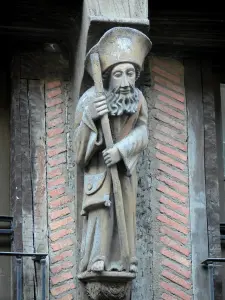 La Ferté-Bernard - Sculptuur op de gevel van een oud huis met houten zijkanten
