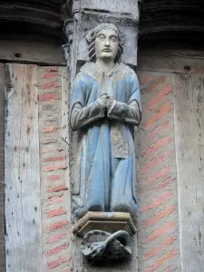 La Ferté-Bernard - Sculptuur op de gevel van een oud huis met houten zijkanten