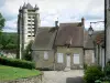 La Ferté-Milon - Turm der Kirche Notre-Dame flankiert mit Türmchen, Strassenpflaster, und Häuserfassaden der Altstadt