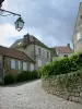 La Ferté-Milon - Calle pavimentada y las fachadas de las casas en el casco antiguo