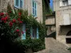 Figeac - Escalando rosa (rosas vermelhas), beco e casas de pedra da cidade velha, em Quercy