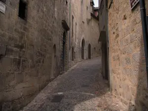 Figeac - Sloping narrow street lined with stone houses, in the Quercy