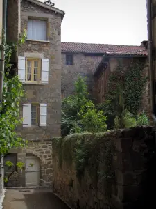 Figeac - Narrow street and houses of the old town, in the Quercy