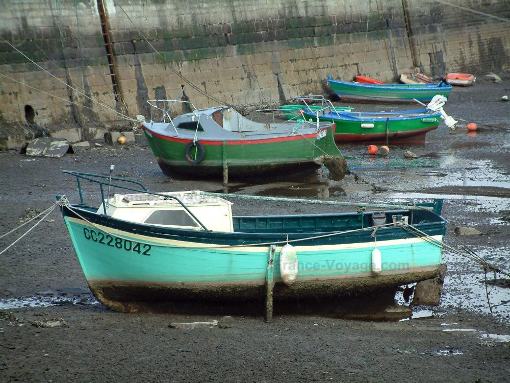 Guide du Finistère - Concarneau - Barques et petits bateaux colorés, marée basse