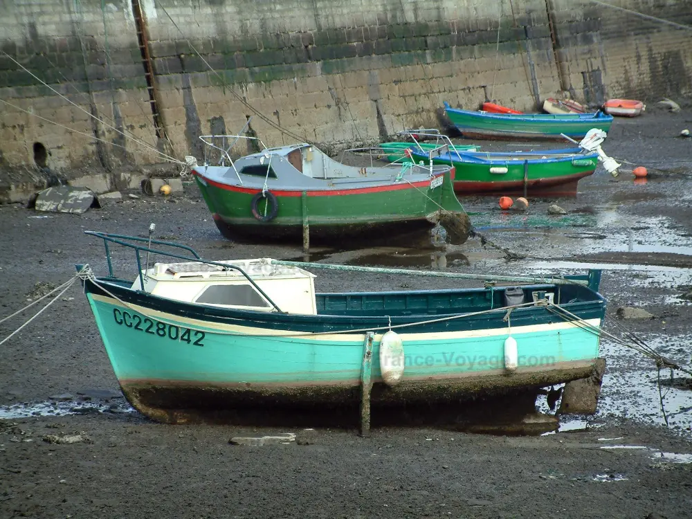 Guide of the Finistère - Concarneau - Ship and small colourful boats, low tide