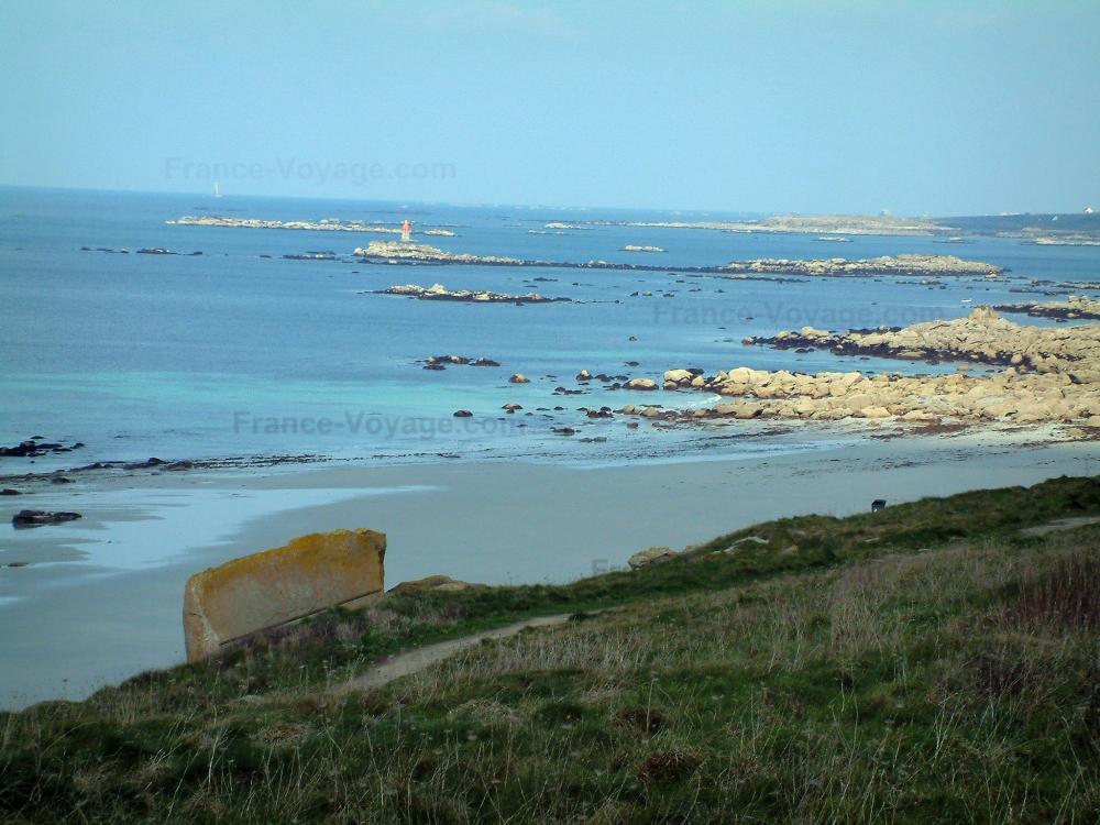 Guide du Finistère - Paysages du littoral de Bretagne - Route touristique : côte, plage et multitude de rochers dans la mer