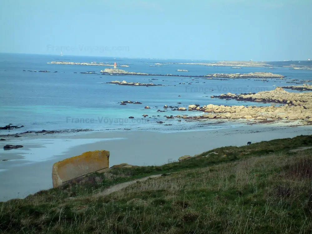 Guide of the Finistère - Landscapes of the Brittany coast - Tourist road: coast, beach and multitude of rocks in the sea