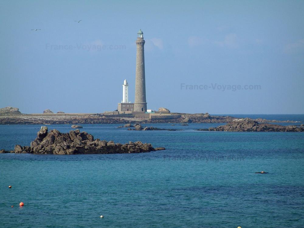 Guide du Finistère - Paysages du littoral de Bretagne - Mer (la Manche), rochers, côte et phare