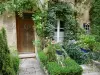 Flavigny-sur-Ozerain - Maison décorée de fleurs et de plantes grimpantes