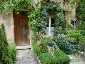Flavigny-sur-Ozerain - Haus mit Blumen und Kletterpflanzen geschmückt