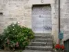 Flavigny-sur-Ozerain - Ingresso di una casa in pietra fiancheggiata da fiori