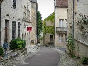 Flavigny-sur-Ozerain - Gasse gesäumt von alten Häusern