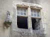 Flavigny-sur-Ozerain - Beeld van Maria met Kind en raam van een woning