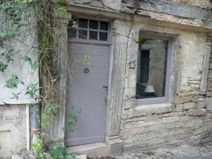 Flavigny-sur-Ozerain - Eingang zu einem Steinhaus