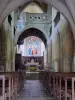 Flavigny-sur-Ozerain - Binnen in de gotische Sint-Genestkerk: schip en koor