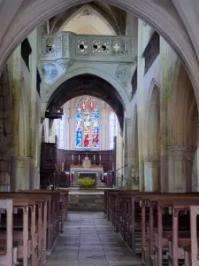 Flavigny-sur-Ozerain - Im Inneren der gotischen Kirche Saint-Genest: Kirchenschiff und Chor