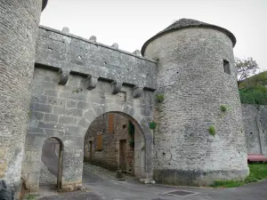 Flavigny-sur-Ozerain - Porte du Val und seine zwei runden Türme